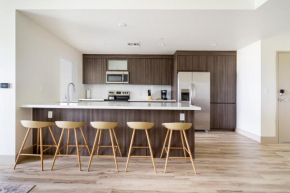 Stylish 2BR Hollywood Condo - Workspace & Parking